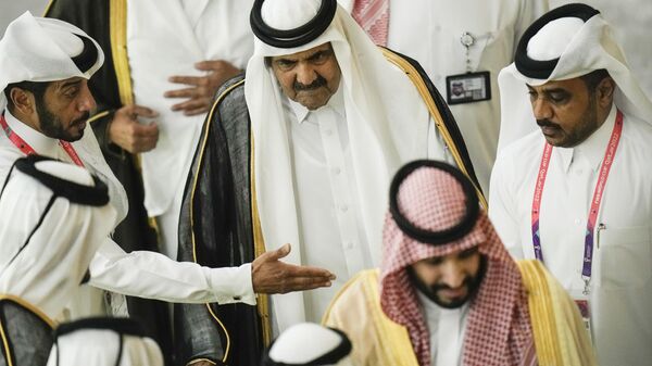 O ex-emir do Qatar Sheikh Hamad bin Khalifa Al Thani, centro, chega antes do início da Copa do Mundo, partida de futebol do grupo A entre Qatar e Equador no Al Bayt Stadium em Al Khor, Catar, 20 de novembro de 2022 - Sputnik Brasil
