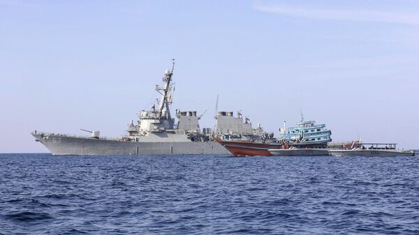 Esta foto, divulgada pela Marinha dos EUA, mostra o contratorpedeiro de mísseis guiados USS Cole (DDG-67) transferindo o controle de um navio de pesca apátrida para a Guarda Costeira do Iêmen. Golfo de Omã, 21 de janeiro de 2022 - Sputnik Brasil