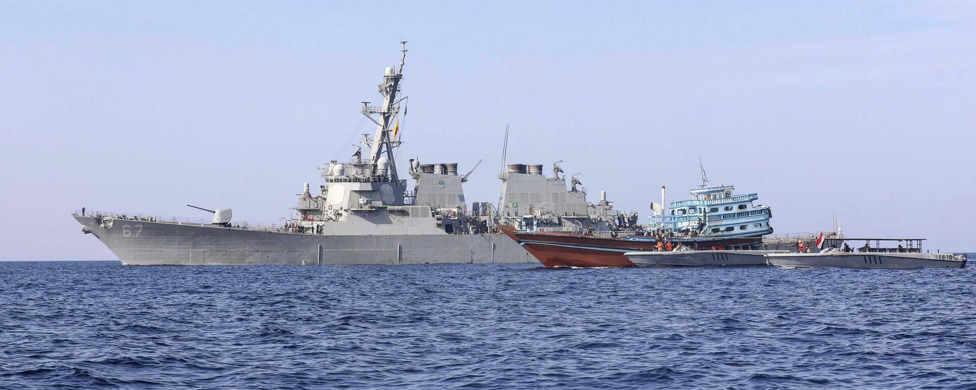 Esta foto, divulgada pela Marinha dos EUA, mostra o contratorpedeiro de mísseis guiados USS Cole (DDG-67) transferindo o controle de um navio de pesca apátrida para a Guarda Costeira do Iêmen. Golfo de Omã, 21 de janeiro de 2022 - Sputnik Brasil, 1920, 12.01.2024