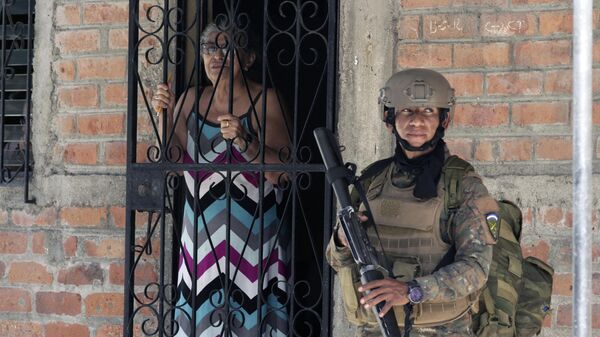 Uma moradora em sua casa ao lado de um soldado que participa de operação em busca de membros de gangues, em Soyapango, El Salvador, 3 de dezembro de 2022 - Sputnik Brasil