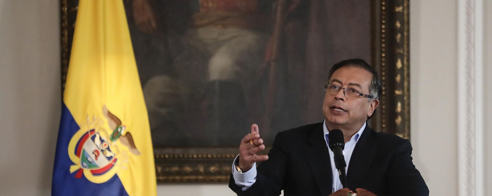 Gustavo Petro fala no 100º dia de sua administração no gabinete presidencial do Palácio Narino, em Bogotá, Colômbia, terça-feira, 15 de novembro de 2022 - Sputnik Brasil, 1920, 04.12.2022