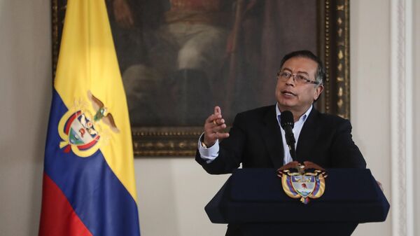 Gustavo Petro fala no 100º dia de sua administração no gabinete presidencial do Palácio Narino, em Bogotá, Colômbia, terça-feira, 15 de novembro de 2022 - Sputnik Brasil