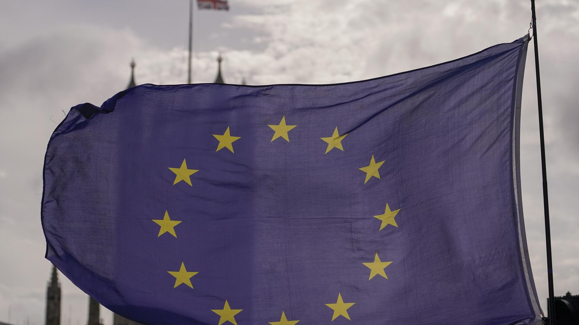 Bandeira da União Europeia tremula do lado de fora do Parlamento, em Londres, Reino Unido, quarta-feira, 19 de outubro de 2022 - Sputnik Brasil, 1920, 11.11.2023