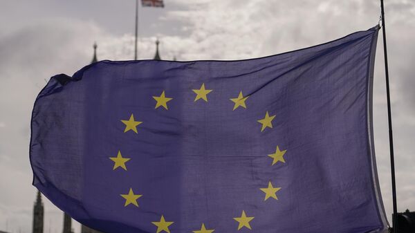 Bandeira da União Europeia tremula do lado de fora do Parlamento, em Londres, Reino Unido, quarta-feira, 19 de outubro de 2022 - Sputnik Brasil