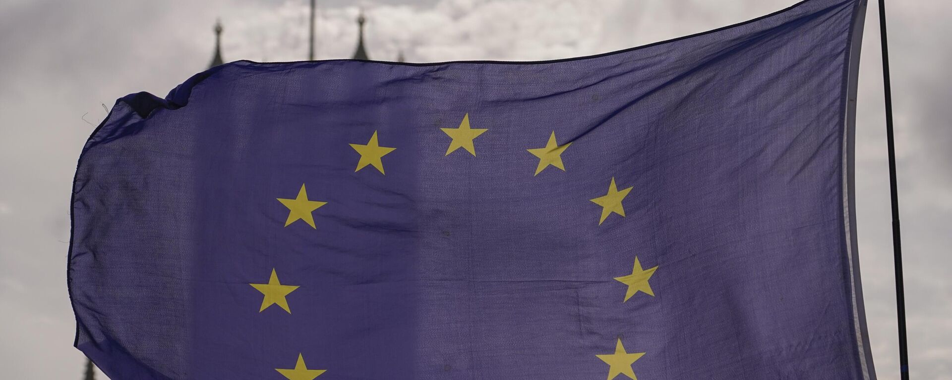 Bandeira da União Europeia tremula do lado de fora do Parlamento, em Londres, Reino Unido, quarta-feira, 19 de outubro de 2022 - Sputnik Brasil, 1920, 19.01.2024