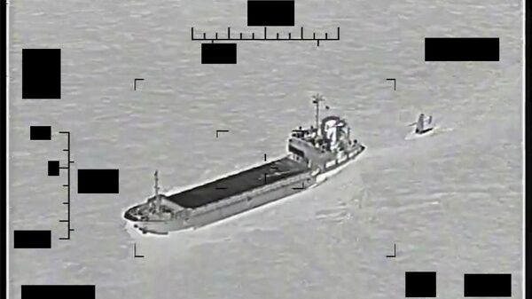 Navio Shahiz Bazair, do Corpo de Guardiões da Revolução Islâmica (IRGC, na sigla em inglês) do Irã, reboca um barco Saildrone Explorer dos EUA no golfo Pérsico, 30 de agosto de 2022 - Sputnik Brasil