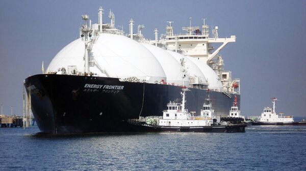 Um navio-tanque de gás natural liquefeito (GNL) chega a uma estação de armazenamento de gás na cidade de Sodegaura, na província de Chiba, a leste de Tóquio, 6 de abril de 2009 - Sputnik Brasil