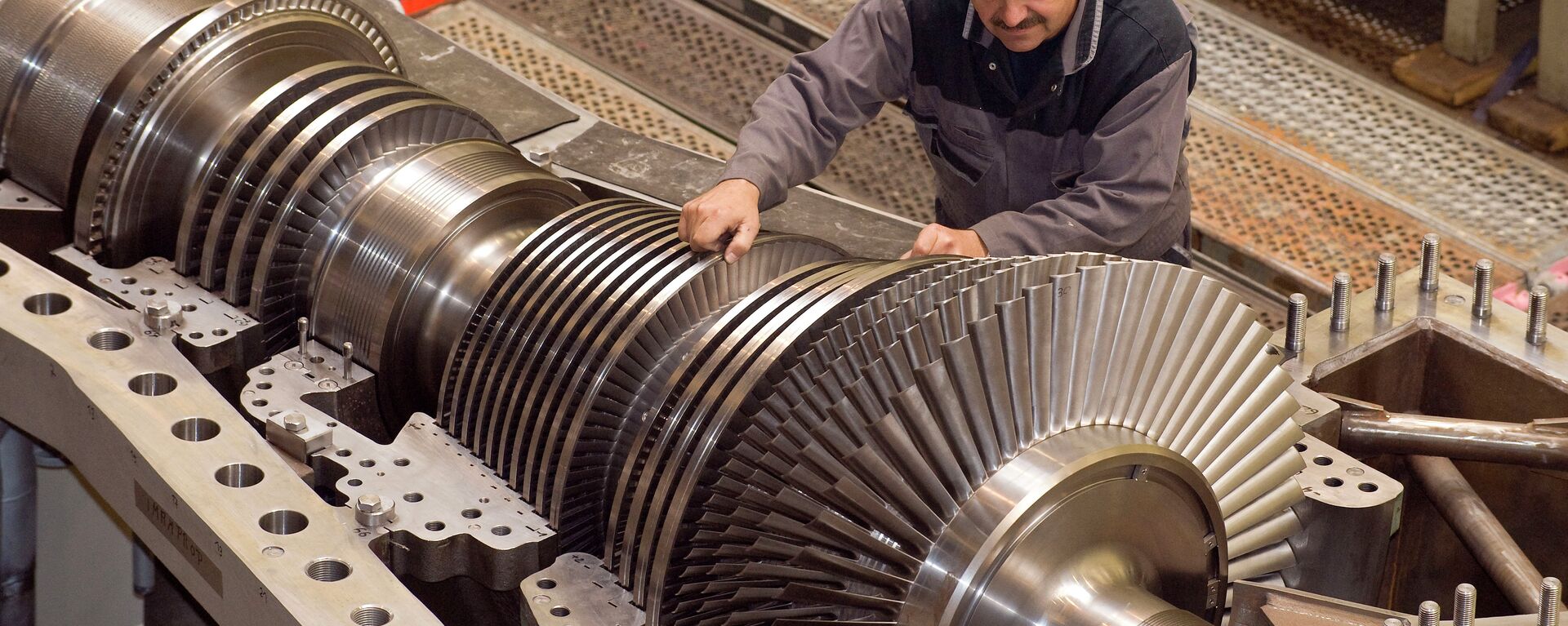 Trabalhadores da empresa MAN Turbo trabalham em grandes compressores e turbinas na fábrica de Oberhausen, oeste da Alemanha, 14 de outubro de 2009 - Sputnik Brasil, 1920, 04.12.2022