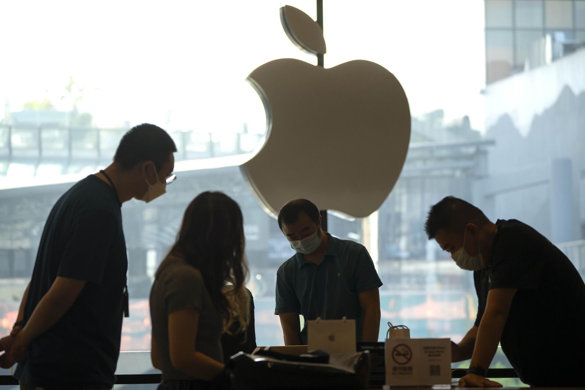 Clientes fazem compras em uma Apple Store no primeiro dia de venda do Apple iPhone 14 em Pequim, China, 16 de setembro de 2022 - Sputnik Brasil, 1920, 22.09.2023