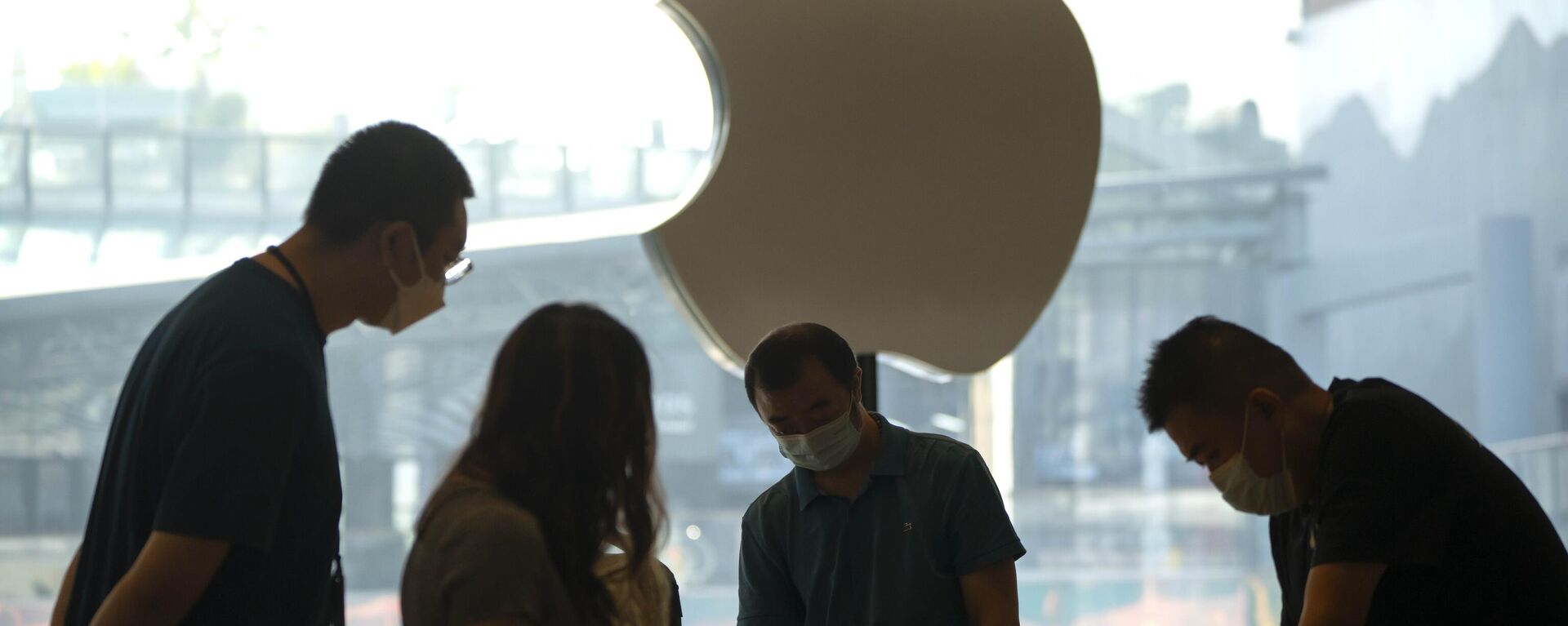 Clientes fazem compras em uma Apple Store no primeiro dia de venda do Apple iPhone 14 em Pequim, China, 16 de setembro de 2022 - Sputnik Brasil, 1920, 06.09.2023