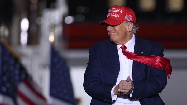 O ex-presidente dos EUA, Donald Trump, chega para um comício Salve a América antes das eleições de meio de mandato no Aeroporto Regional Arnold Palmer em Latrobe, Pensilvânia, EUA, 5 de novembro de 2022 - Sputnik Brasil