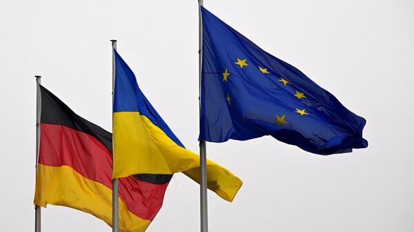 As bandeiras alemã, ucraniana e europeia são vistas do lado de fora do prédio do Reichstag, Berlim, Alemanha, 17 de março de 2022 - Sputnik Brasil