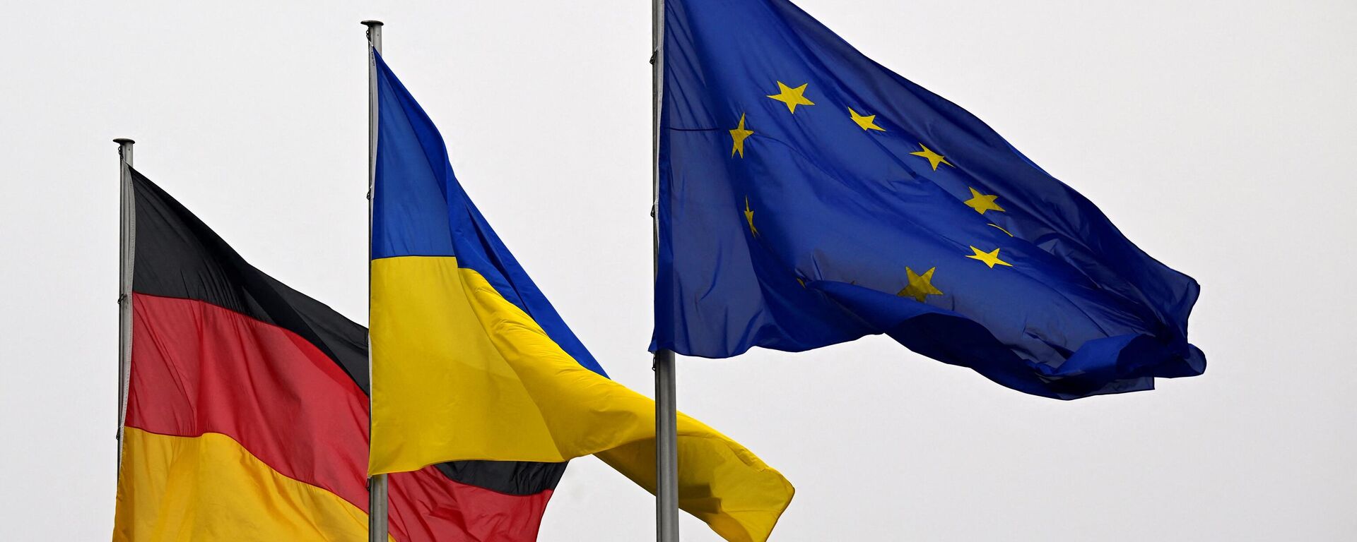 As bandeiras alemã, ucraniana e europeia são vistas do lado de fora do prédio do Reichstag, Berlim, Alemanha, 17 de março de 2022 - Sputnik Brasil, 1920, 04.12.2022