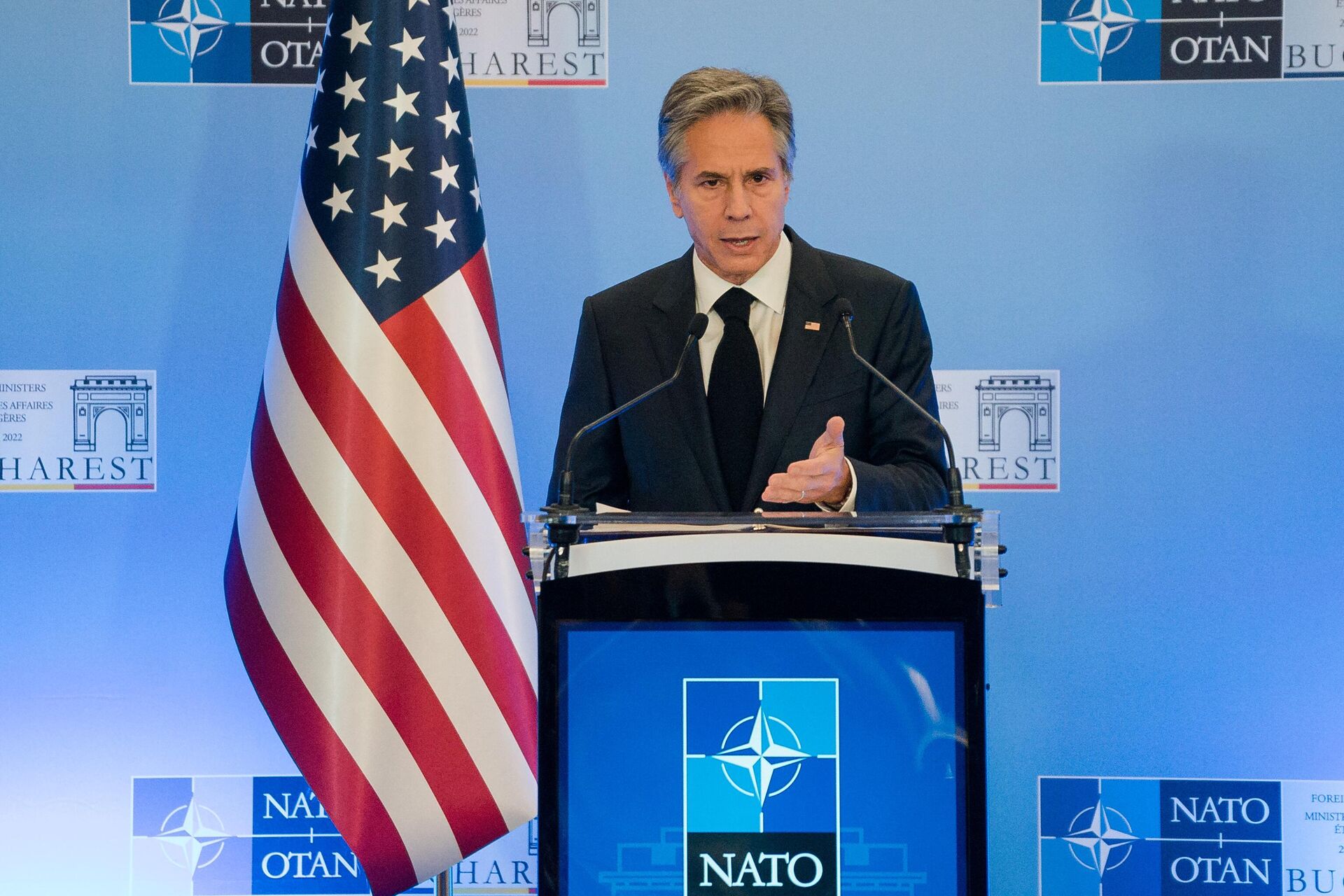 O Secretário de Estado dos EUA, Antony Blinken, dá uma conferência de imprensa durante uma reunião dos Ministros Relações Exteriores da Organização do Tratado do Atlântico Norte (OTAN), em Bucareste, 30 de novembro de 2022 - Sputnik Brasil, 1920, 15.12.2022