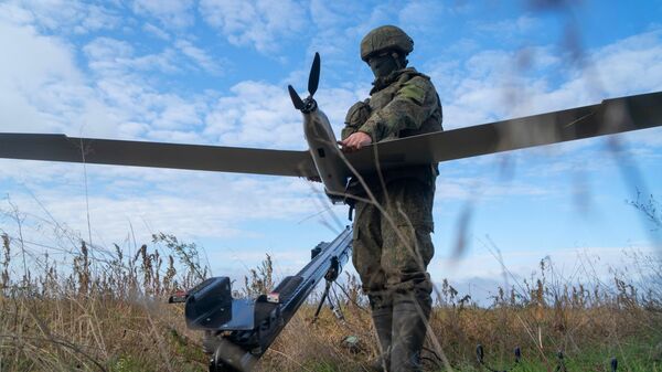Militar da Rússia lança drone na direção de Nikolaevo-Krivorozhsk - Sputnik Brasil