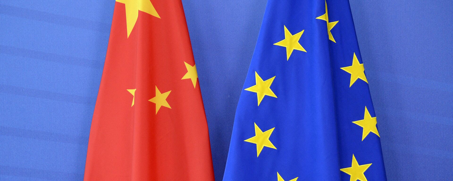 Bandeira chinesa (E) é colocada ao lado da bandeira da União Europeia (UE) durante uma Cúpula UE-China na sede da Comissão da União Europeia em Bruxelas, 29 de junho de 2015 - Sputnik Brasil, 1920, 06.12.2022