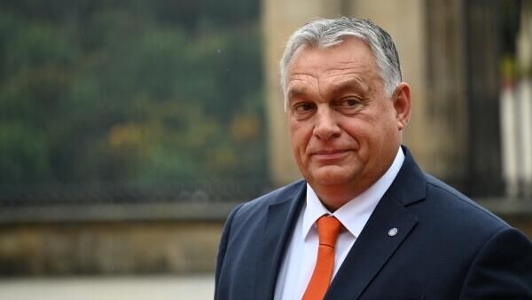 O primeiro-ministro húngaro, Viktor Orbán, chega para participar da reunião inaugural da Comunidade Política Europeia (CPE) no Castelo de Praga, em Praga, República Tcheca, 6 de outubro de 2022 - Sputnik Brasil