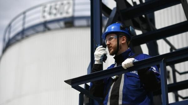 Um funcionário trabalha na refinaria de petróleo de Moscou, de propriedade da petrolífera russa Gazprom Neft, em Moscou, na Rússia (foto de arquivo) - Sputnik Brasil
