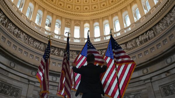 Ian Krager com o gabinete do presidente da Câmara dos Representantes dos EUA monta quatro bandeiras no palco antes de uma cerimônia da Medalha de Ouro do Congresso em homenagem à Polícia do Capitólio dos EUA, Washington, DC, Polícia Metropolitana e outros que protegeram o Capitólio dos EUA durante o 6 de janeiro de 2021 - Sputnik Brasil