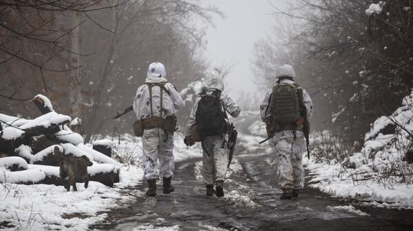 Soldados ucranianos caminhando por Donetsk - Sputnik Brasil