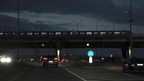 Metro passando por ponte durante apagão em Kiev, Ucrânia, 11 de novembro de 2022 - Sputnik Brasil