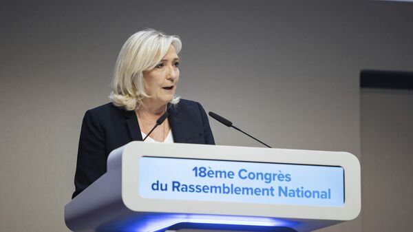 Marine Le Pen, líder do Reagrupamento Nacional francês, partido de extrema direita na oposição, discursa no congresso do partido em Paris, 5 de novembro de 2022 - Sputnik Brasil