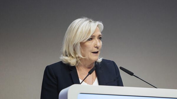 Marine Le Pen, líder do Reagrupamento Nacional francês, partido de extrema direita na oposição, discursa no congresso do partido em Paris, 5 de novembro de 2022 - Sputnik Brasil