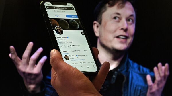Tela de telefone exibe a conta do Twitter de Elon Musk com uma foto dele ao fundo, Washington, DC, 14 de abril de 2022 - Sputnik Brasil
