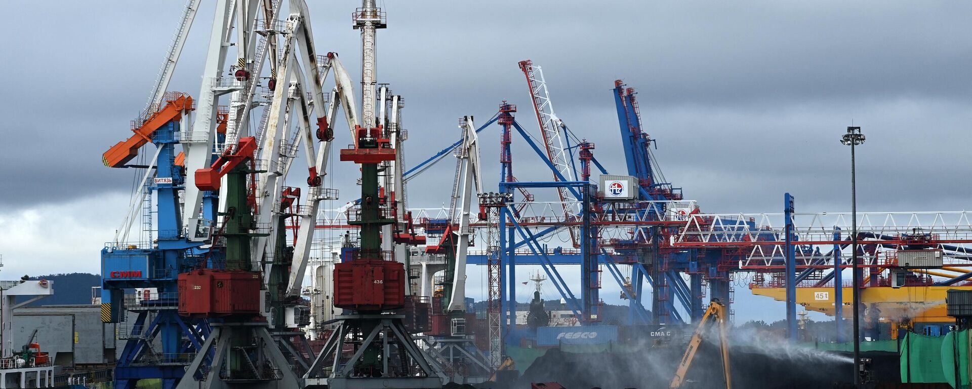 Vista do terminal de carvão do porto de Vladivostok, no extremo leste da Rússia, 5 de setembro de 2022 - Sputnik Brasil, 1920, 08.12.2022