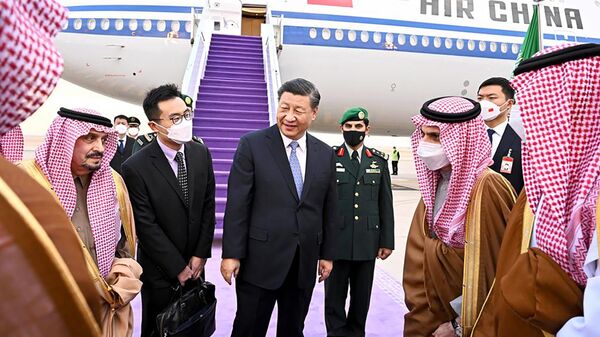 O presidente chinês Xi Jinping, ao centro, cumprimenta o príncipe Faisal bin Bandar bin Abdulaziz, governador de Riad, após sua chegada a Riad, Arábia Saudita, 7 de dezembro de 2022 - Sputnik Brasil