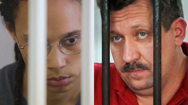 Brittney Griner, jogadora de basquete dos EUA em prisão de réu de Khimki, Rússia, 4 de agosto de 2022 (à esquerda), e Viktor Bout, da Rússia, em centro de detenção em Bangkok, Tailândia, 8 de março de 2008 (à direita) - Sputnik Brasil