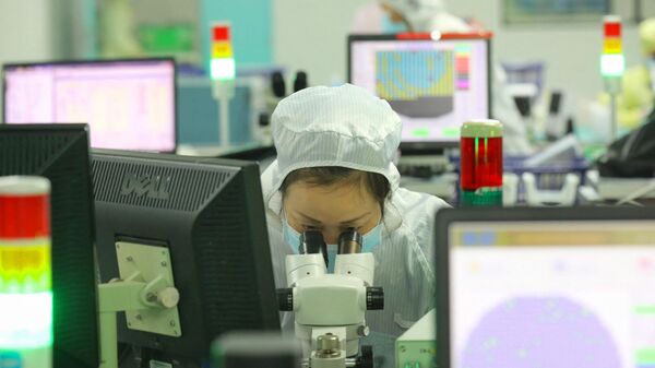 Empregada fazendo chips em uma fábrica da Jiejie Semiconductor Company em Nantong, província de Jiangsu, China, 17 de março de 2021 - Sputnik Brasil