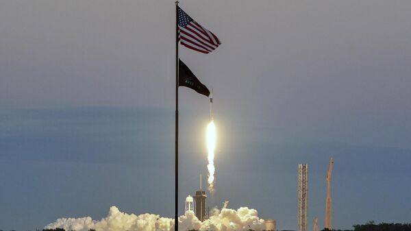 Foguete Falcon 9 da SpaceX com carga útil de 40 satélites OneWeb decolando no Centro Espacial Kennedy, Cape Canaveral, Flórida, EUA, 8 de dezembro de 2022 - Sputnik Brasil