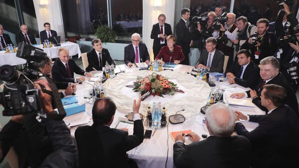 A então chanceler alemã Angela Merkel recebe o presidente russo Vladimir Putin, o então presidente francês François Hollande (primeiro plano, C) e o então presidente ucraniano Pytor Poroshenko (R) durante negociações de paz no leste da Ucrânia (foto de arquivo) - Sputnik Brasil