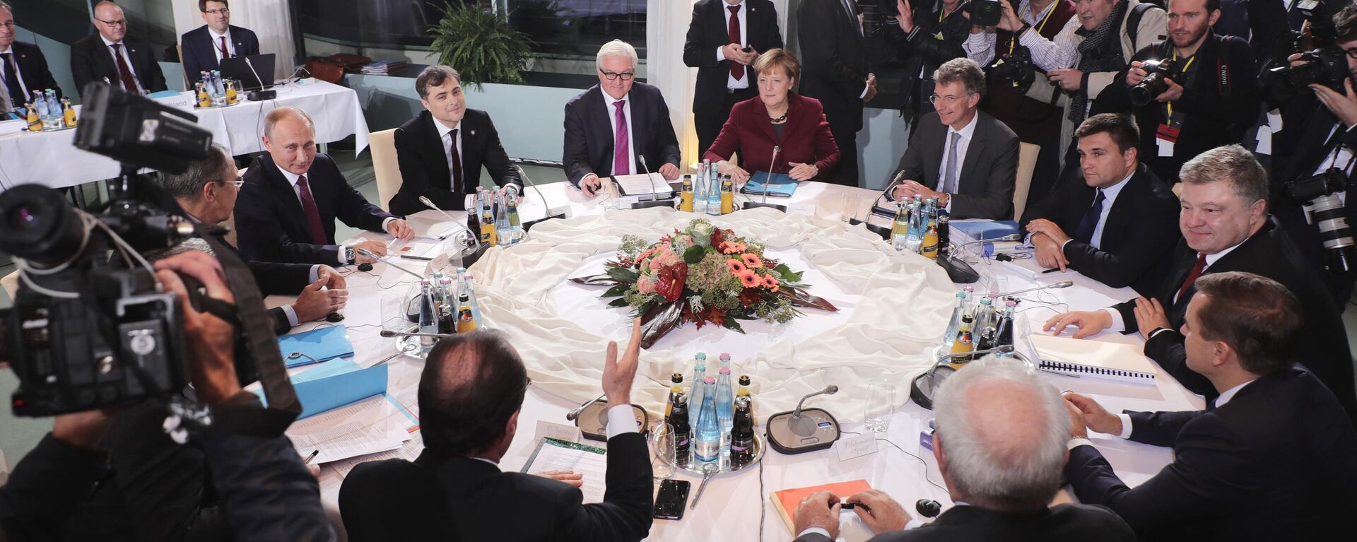 A então chanceler alemã Angela Merkel recebe o presidente russo Vladimir Putin, o então presidente francês François Hollande (primeiro plano, C) e o então presidente ucraniano Pytor Poroshenko (R) durante negociações de paz no leste da Ucrânia (foto de arquivo) - Sputnik Brasil, 1920, 09.12.2022