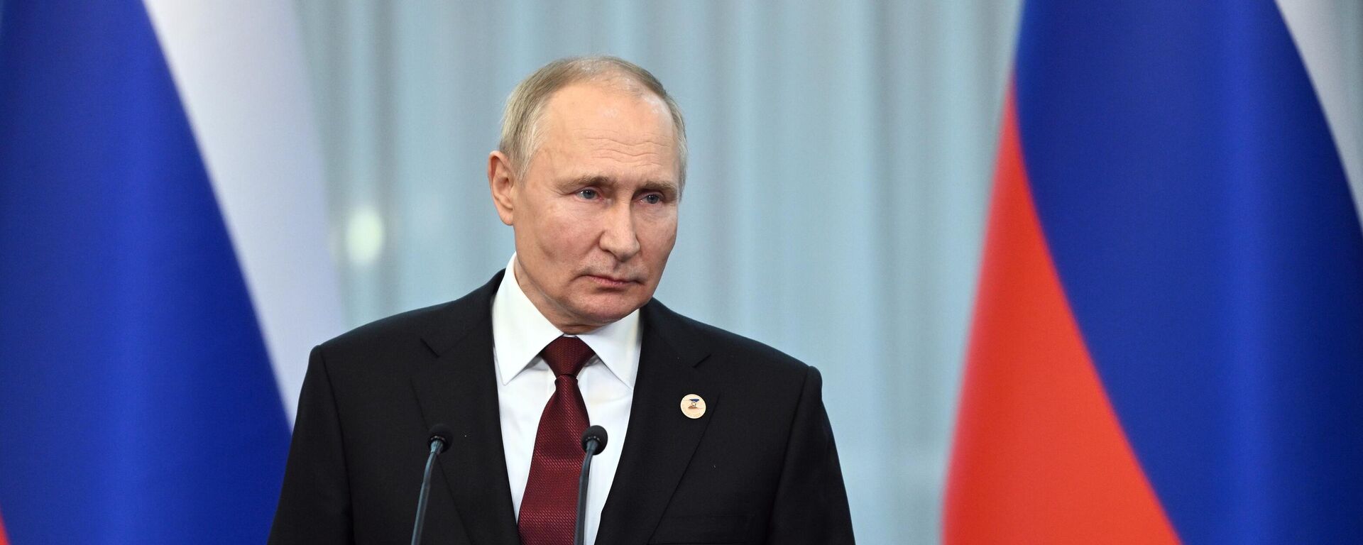 Vladimir Putin, presidente da Rússia, responde a jornalistas na cúpula da União Econômica Euroasiática (UEE) em Bishkek, Quirguistão, 9 de dezembro de 2022 - Sputnik Brasil, 1920, 09.12.2022