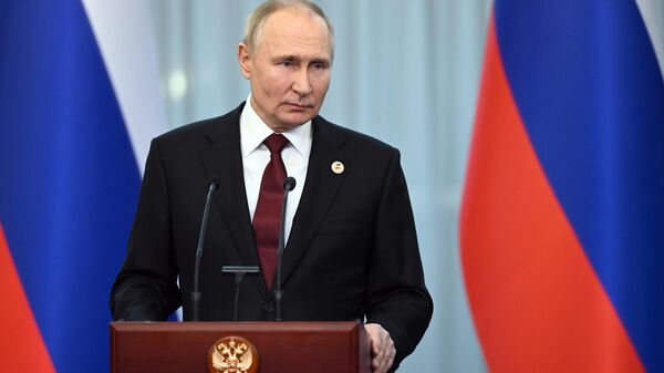 Vladimir Putin, presidente da Rússia, responde a jornalistas na cúpula da União Econômica Euroasiática (UEE) em Bishkek, Quirguistão, 9 de dezembro de 2022 - Sputnik Brasil