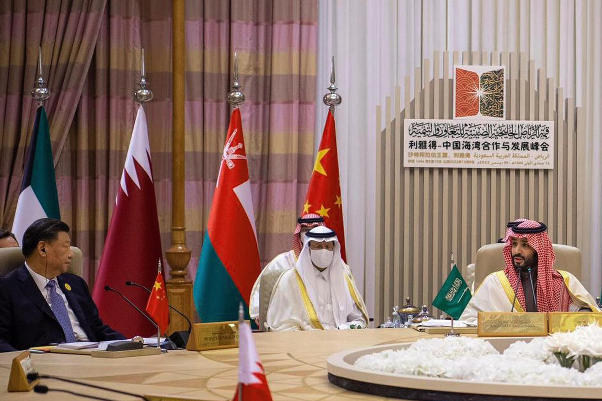 O príncipe herdeiro saudita e primeiro-ministro Mohammed bin Salman, 1º à direita, conversa com o presidente chinês Xi Jinping, 1º à esquerda, durante a Cúpula do Conselho de Cooperação do Golfo (GCC), em Riad, na Arábia Saudita, 9 de dezembro de 2022 - Sputnik Brasil, 1920, 09.12.2022