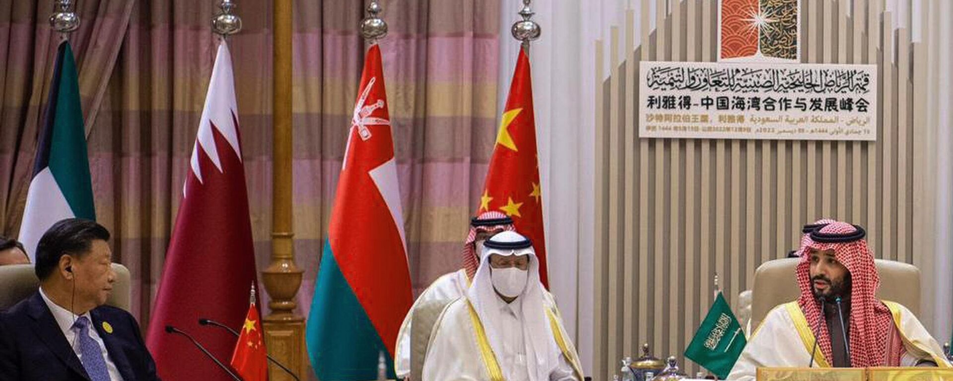 O príncipe herdeiro saudita e primeiro-ministro Mohammed bin Salman, 1º à direita, conversa com o presidente chinês Xi Jinping, 1º à esquerda, durante a Cúpula do Conselho de Cooperação do Golfo (GCC), em Riad, na Arábia Saudita, 9 de dezembro de 2022 - Sputnik Brasil, 1920, 10.12.2022