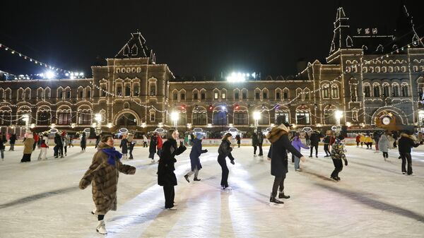 Pessoas se divertem patinando no gelo na Praça Vermelha, em Moscou, Rússia, em 28 de novembro de 2022 - Sputnik Brasil