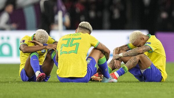 Os jogadores Rodrygo, Pedro e Neymar sentam-se em campo depois de perder a partida das quartas de final da Copa do Mundo do Catar entre Croácia e Brasil, na sexta-feira, 9 de dezembro de 2022 - Sputnik Brasil