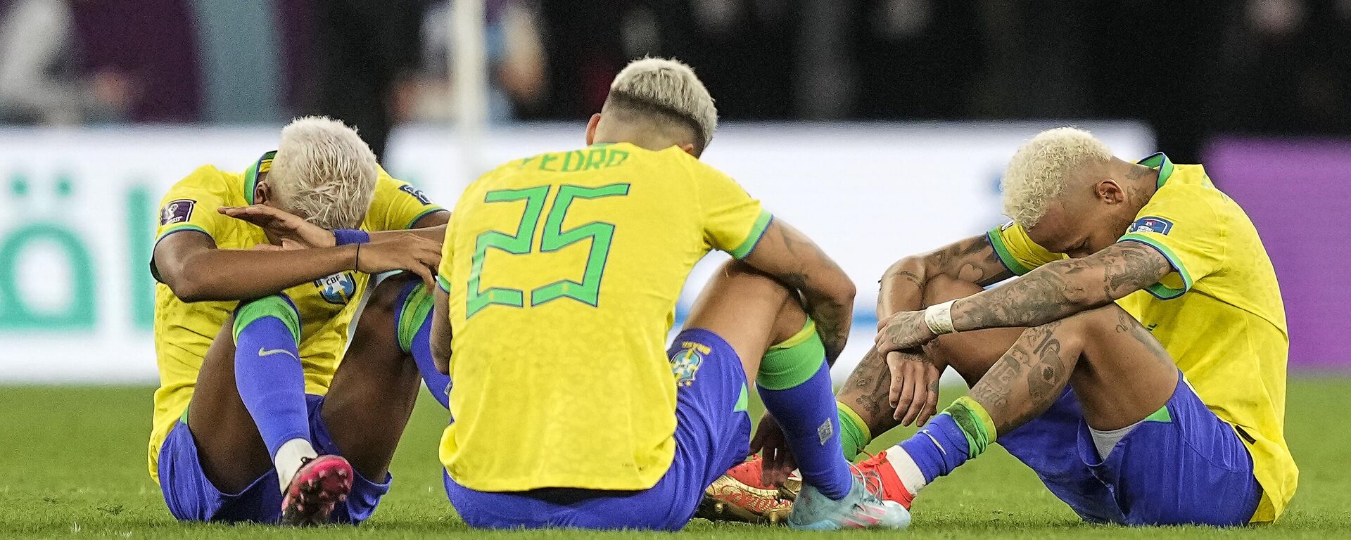 Os jogadores Rodrygo, Pedro e Neymar sentam-se em campo depois de perder a partida das quartas de final da Copa do Mundo do Catar entre Croácia e Brasil, na sexta-feira, 9 de dezembro de 2022 - Sputnik Brasil, 1920, 09.12.2022