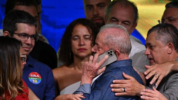 Presidente eleito pelo esquerdista Partido dos Trabalhadores (PT), Luiz Inácio Lula da Silva fala ao celular após vencer o segundo turno da eleição presidencial, em São Paulo, Brasil, em 30 de outubro de 2022 - Sputnik Brasil