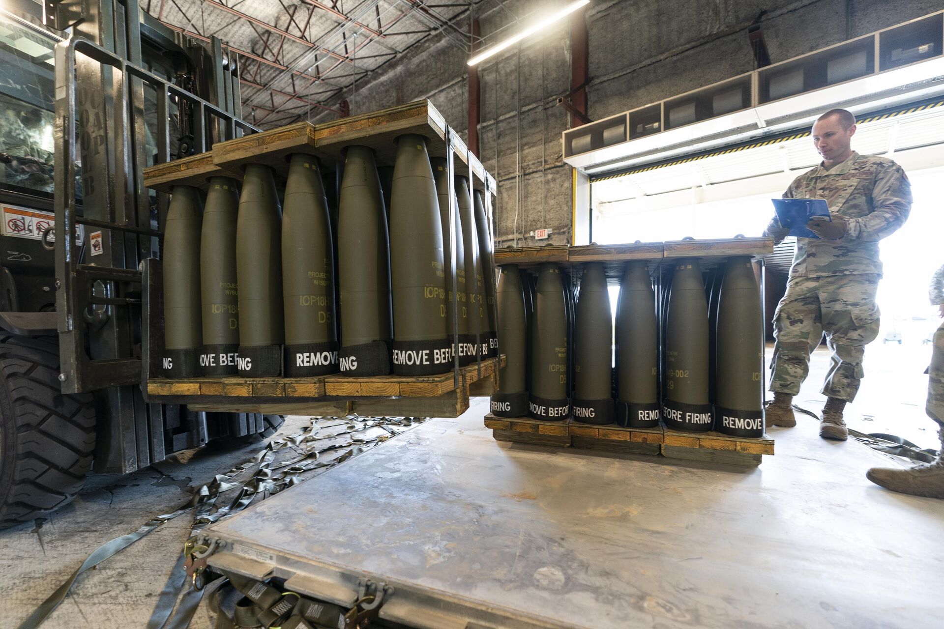 Sargento da Força Aérea dos EUA inspeciona munições de 155 mm antes delas serem enviadas à Ucrânia, em 29 de abril de 2022 - Sputnik Brasil, 1920, 28.12.2022