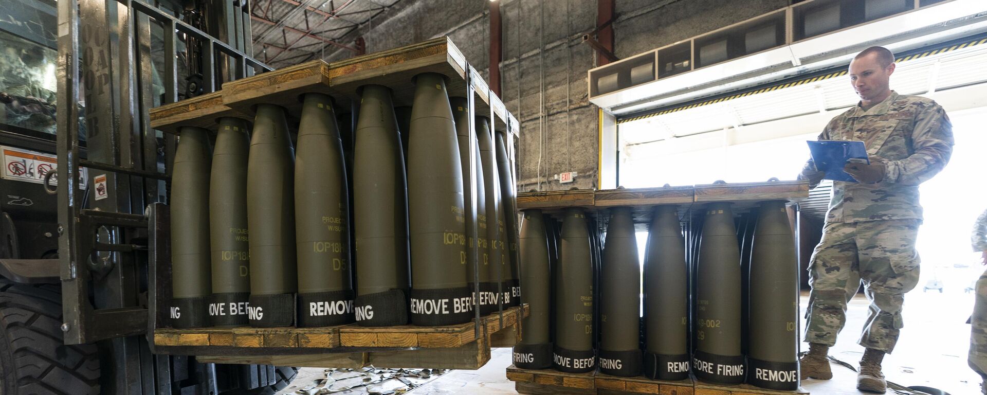 Sargento da Força Aérea dos EUA inspeciona munições de 155 mm antes delas serem enviadas à Ucrânia, em 29 de abril de 2022 - Sputnik Brasil, 1920, 05.12.2023
