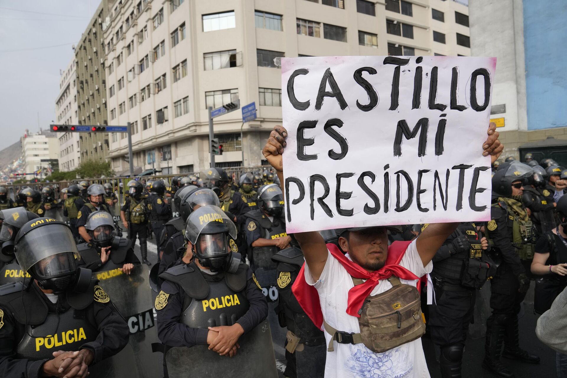 Manifestante carrega cartaz em apoio a Pedro Castillo, presidente deposto do Peru, em Lima, em 9 de dezembro de 2022 - Sputnik Brasil, 1920, 13.12.2022