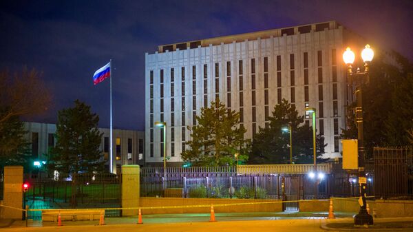 Bandeira da Rússia na embaixada do país em Washington, EUA, 3 de março de 2022 - Sputnik Brasil