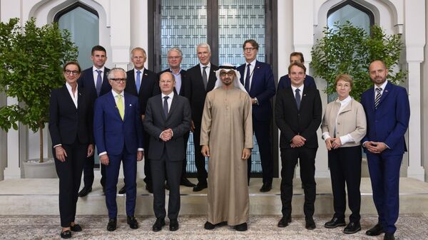 Sheikh Mohamed bin Zayed Al Nahyan, presidente dos Emirados Árabes Unidos, ao centro, e o chanceler alemão Olaf Scholz, terceiro à esquerda, posam para foto com a delegação econômica alemã, após reunião em Palácio Al Shati em Abu Dhabi. Emirados Árabes Unidos, 25 de setembro de 2022 - Sputnik Brasil