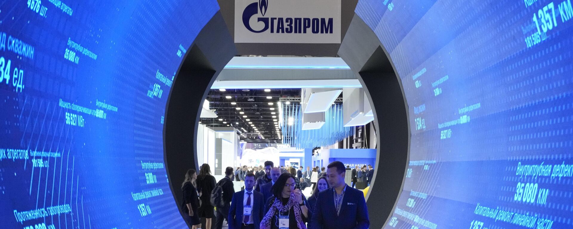 Pessoas caminham por uma exposição no Fórum Internacional de Gás de São Petersburgo em São Petersburgo, Rússia, 14 de setembro de 2022 - Sputnik Brasil, 1920, 10.12.2022