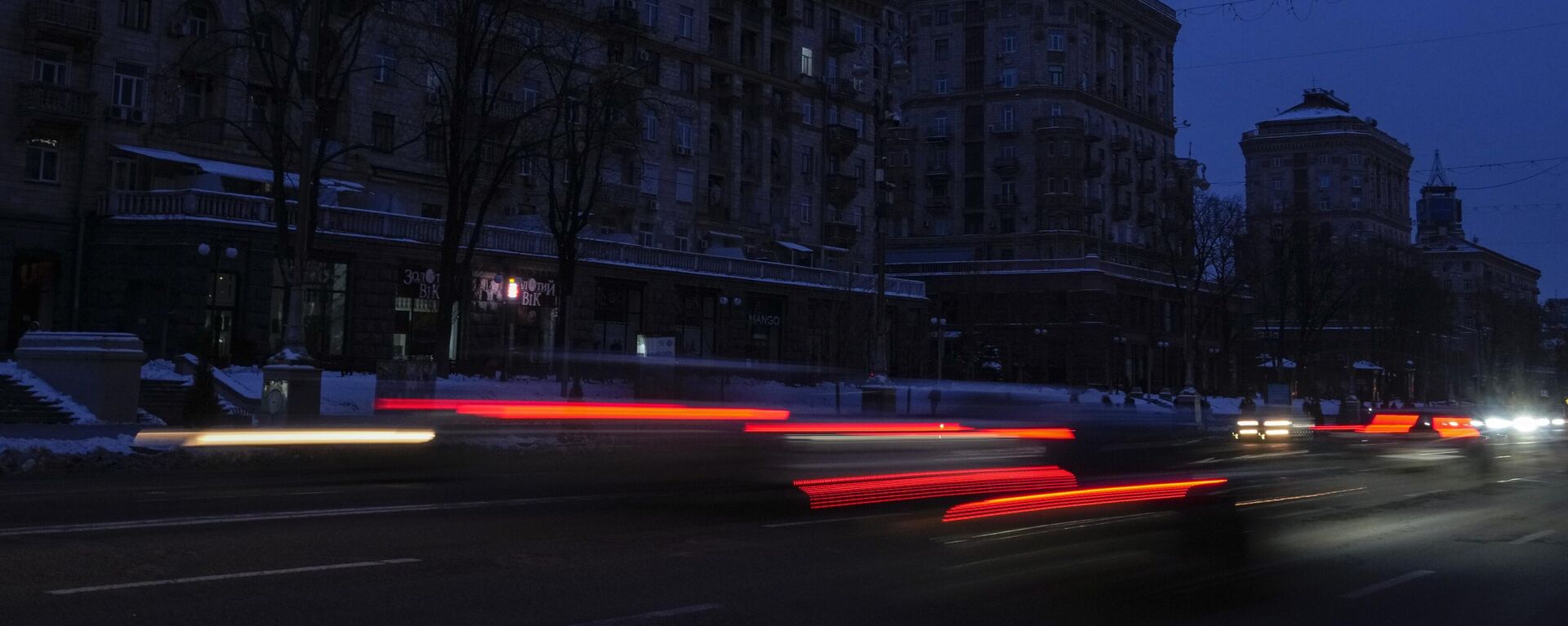 Carros na rua durante blecaute em Kiev, capital da Ucrânia, após ataque à infraestrutura energética do país por parte da Rússia, em 2 de dezembro de 2022 - Sputnik Brasil, 1920, 27.12.2022